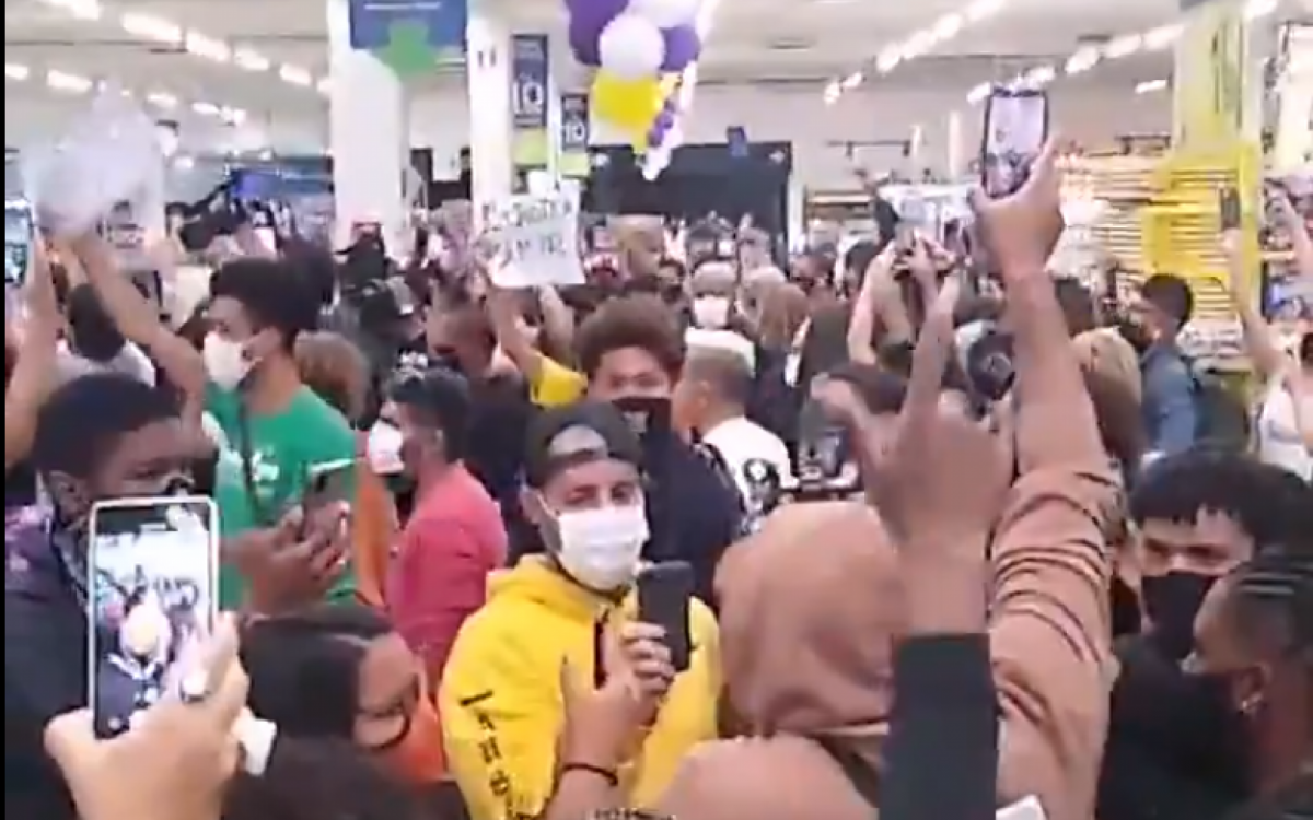 Manifestantes protestam contra morte de homem negro no Carrefour de Porto Alegre