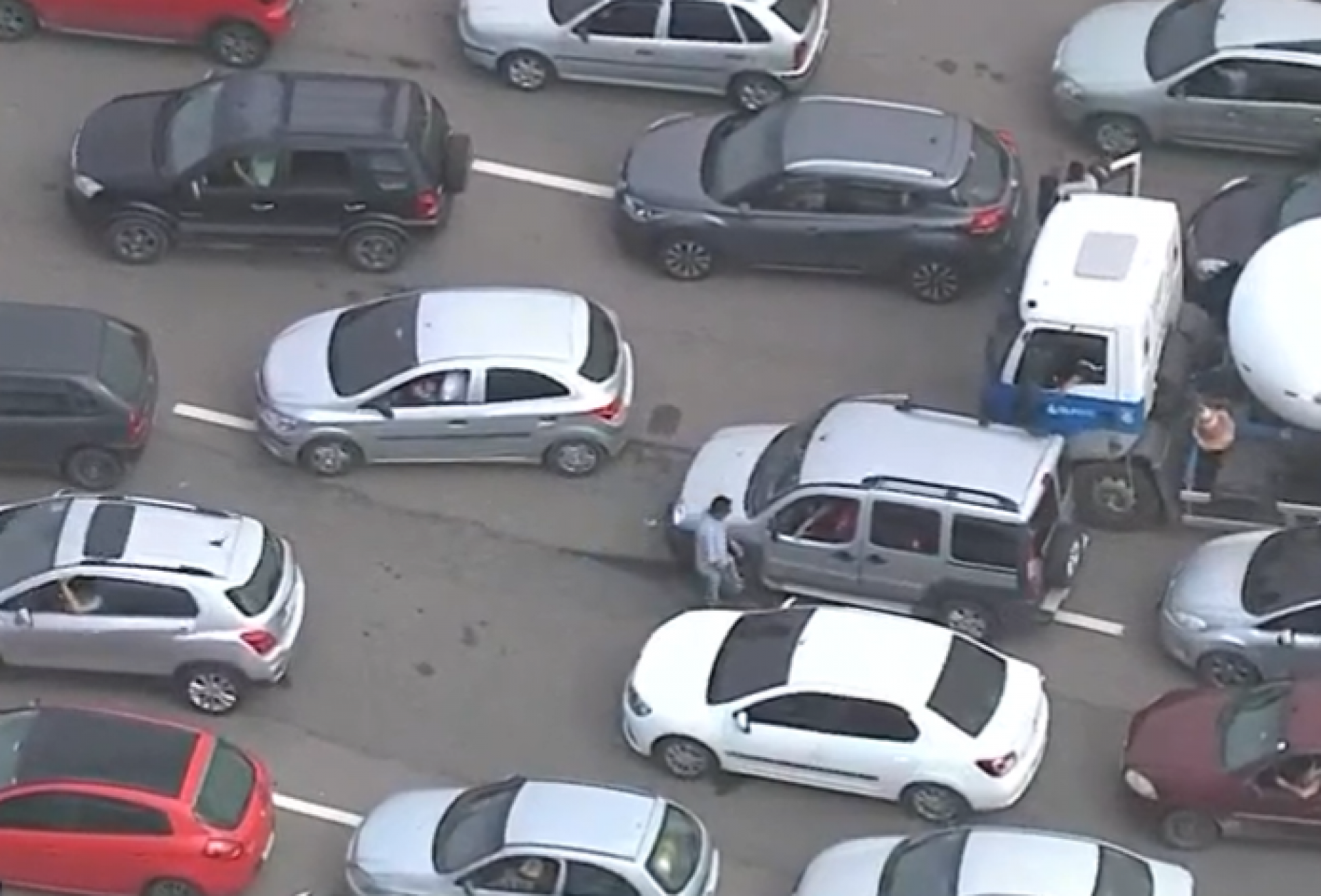 Homem passou mais de trinta minutos procurando o veículo no meio do engarrafamento - Reprodução / TV Globo