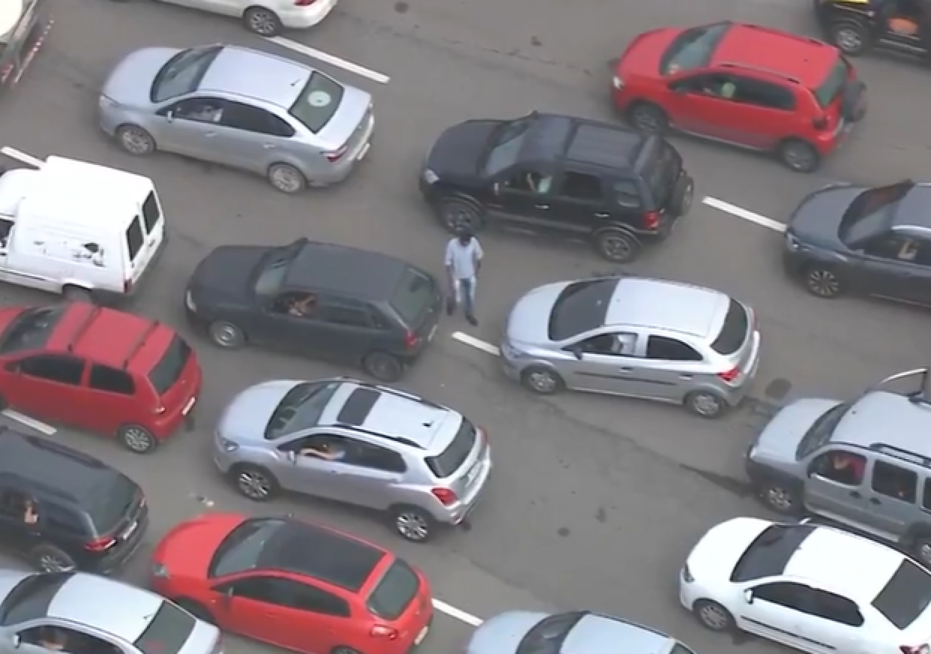 Homem 'perde' veículo e fica perdido no engarrafamento na BR-101 - Reprodução / TV Globo