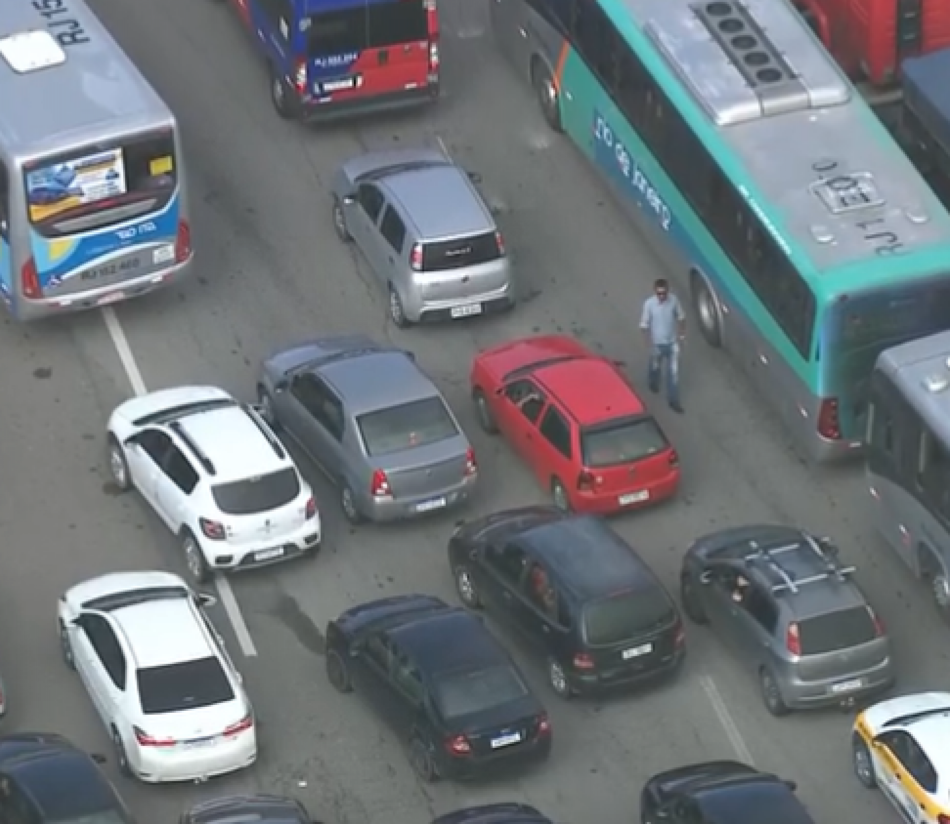 Homem 'perde' veículo e fica perdido no engarrafamento na BR-101 - Reprodução / TV Globo