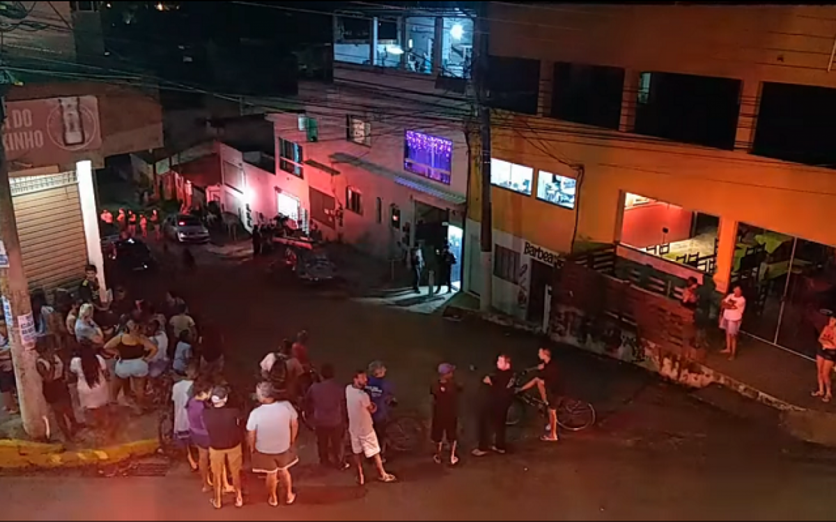 PM foi acionada e preservou o local até a chegada da perícia; mãe e filho foram assassinados no bairro Cehab, em Itaperuna. - Foto: Jorge Luiz online