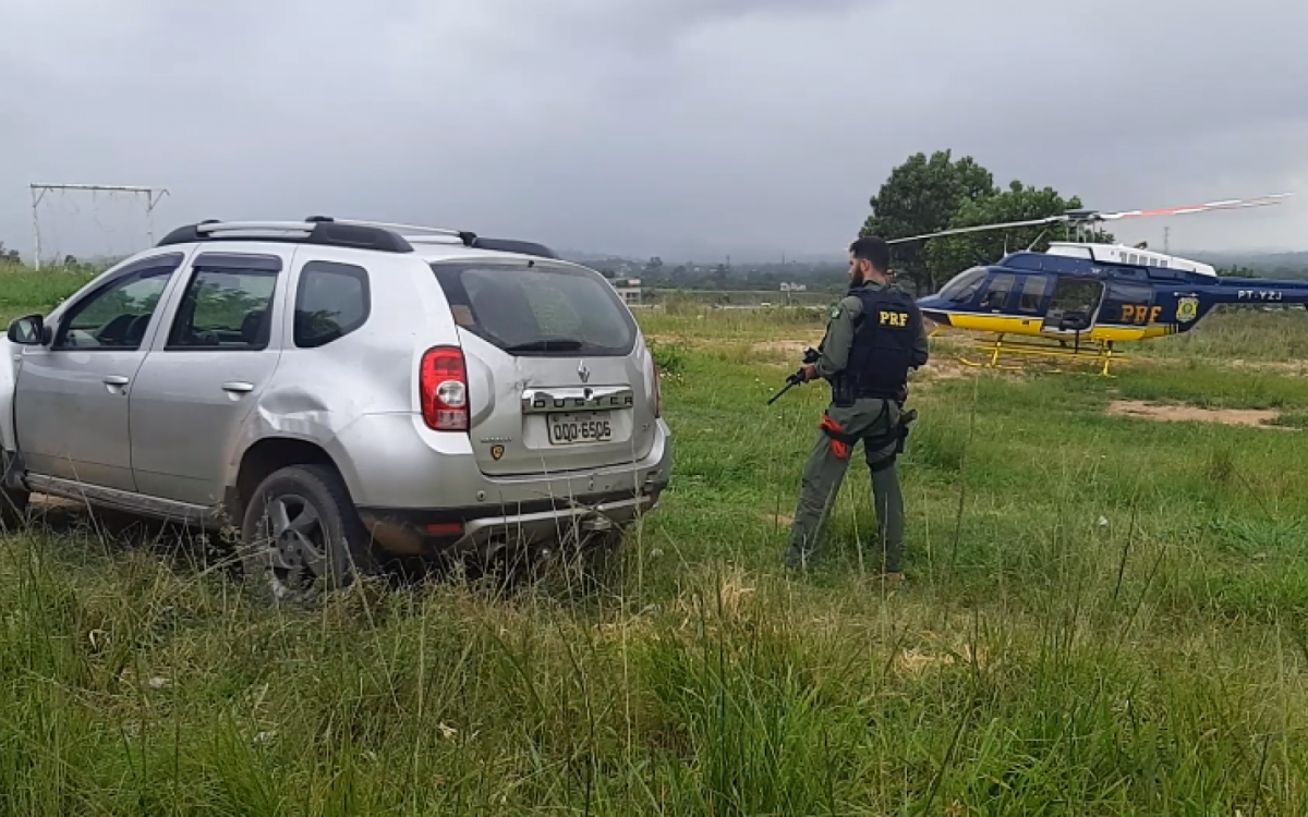 Do alto, policiais desconfiaram do Duster e desceram para averiguar: ve&iacute;culo roubado tinha em seu interior muni&ccedil;&otilde;es e uma granada - Divulga&ccedil;&atilde;o - PRF