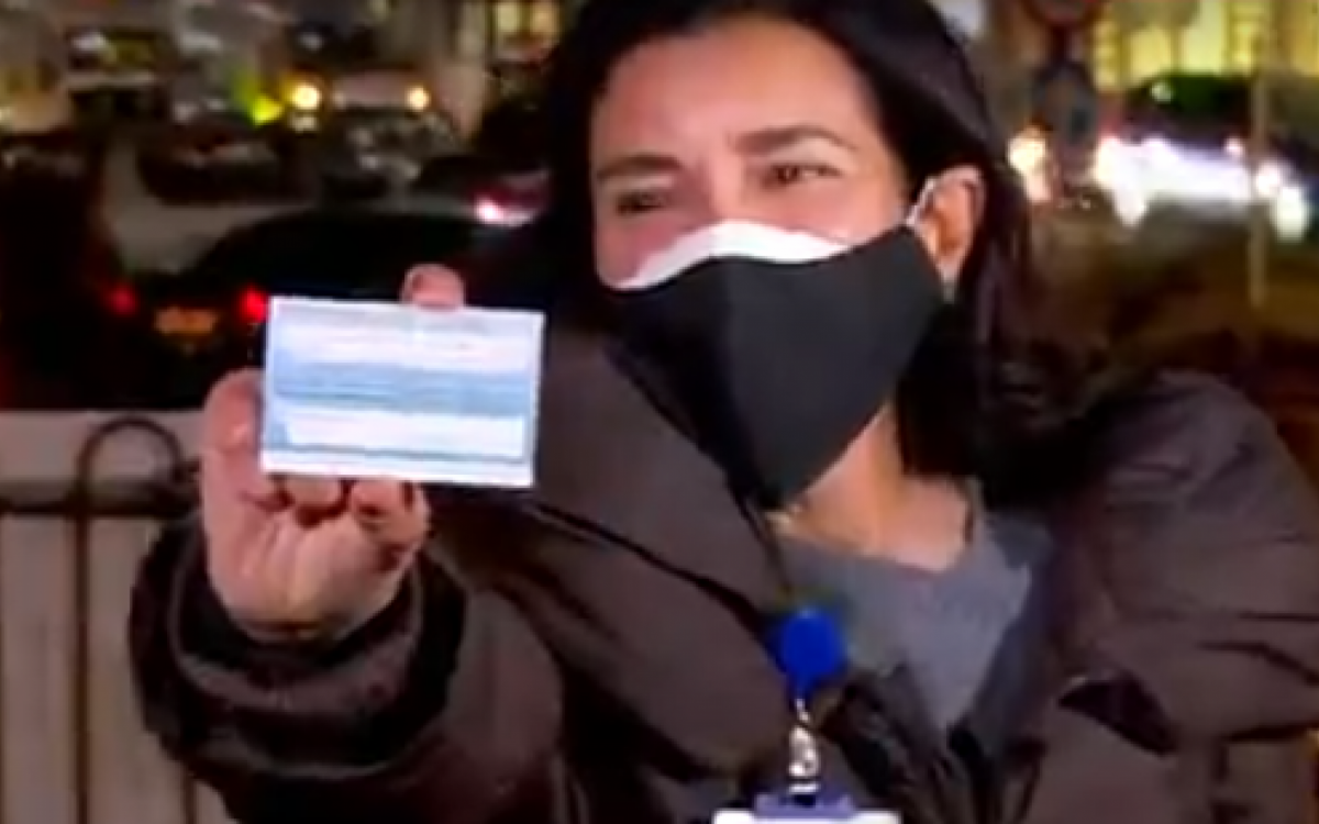 Lúcia Possas, 55 anos, foi a primeira brasileira a ser vacinada contra a Covid-19 no Reino Unido - Reprodução Globo News