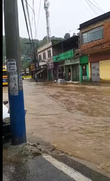 Bairro Trezentos totalmente alago na tarde desta quarta-feira (9) - Reprodução
