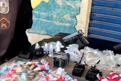 Após confronto com criminosos, PM prende quatro e apreende pistolas em Meriti