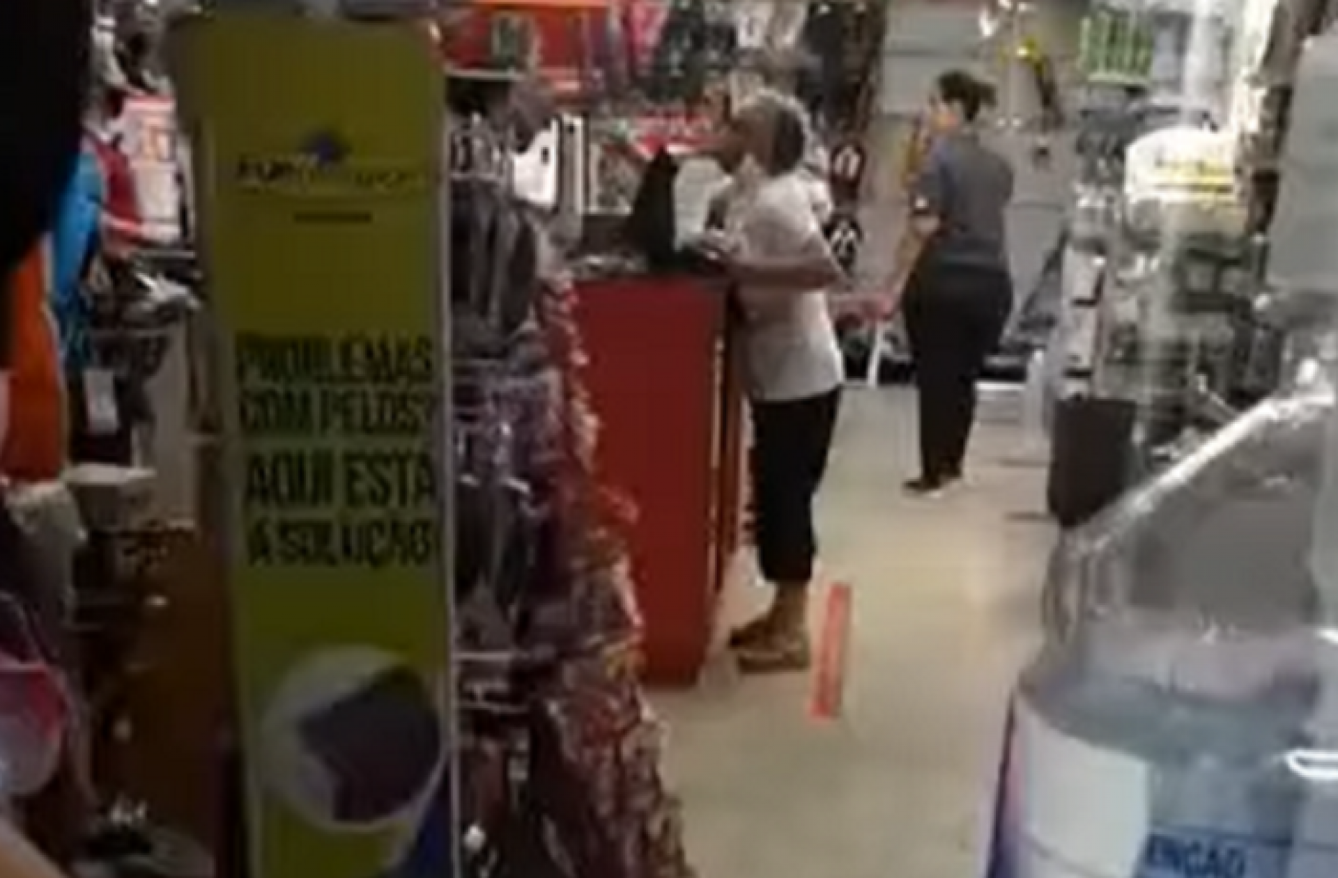 V&iacute;deo: Ju&iacute;za aposentada chama atendente de loja de 'macaca'