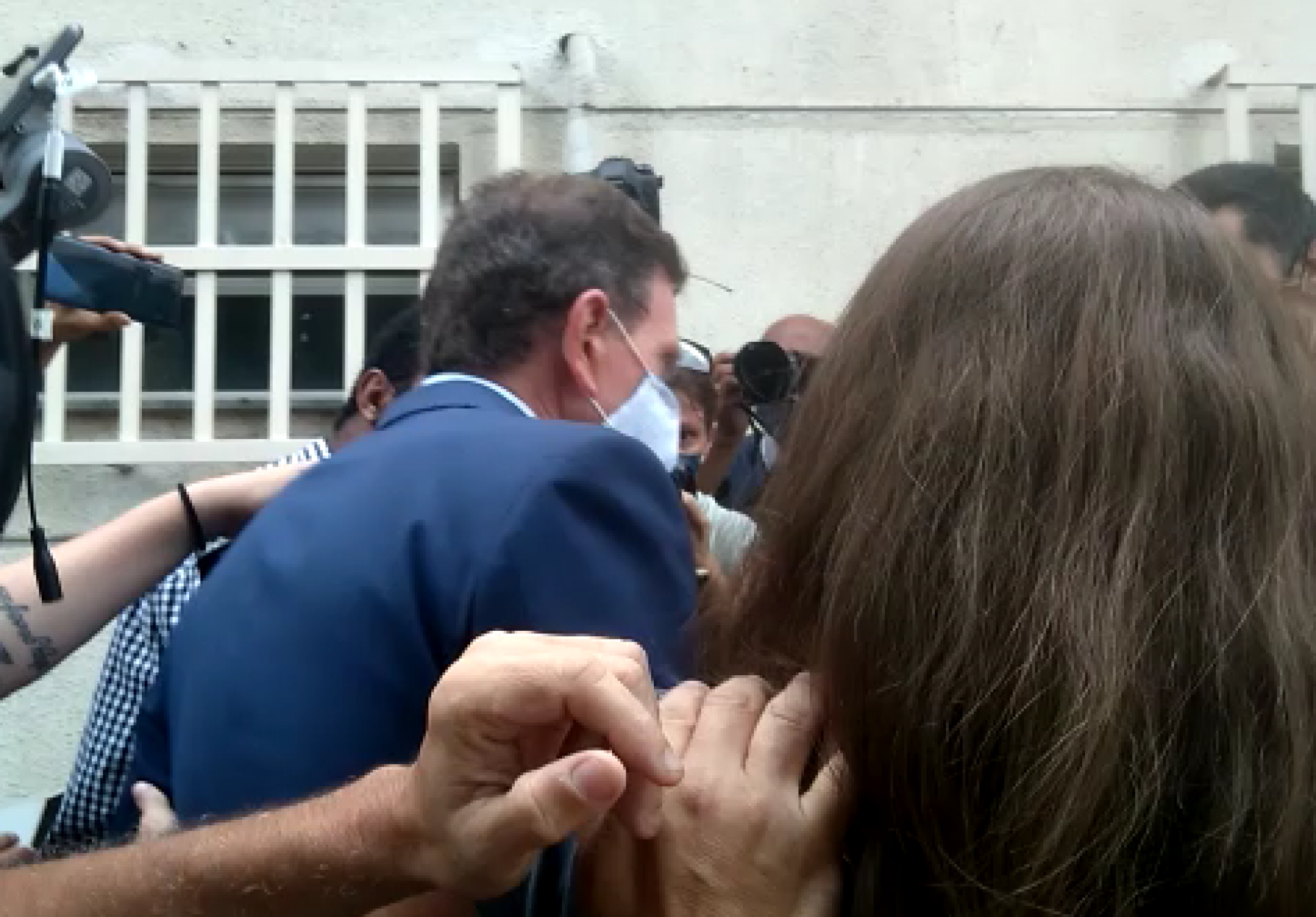Marcelo Crivella deixa a delegacia e vai para o IML - Reprodução de vídeo / Luana Benedito / Agência O Dia