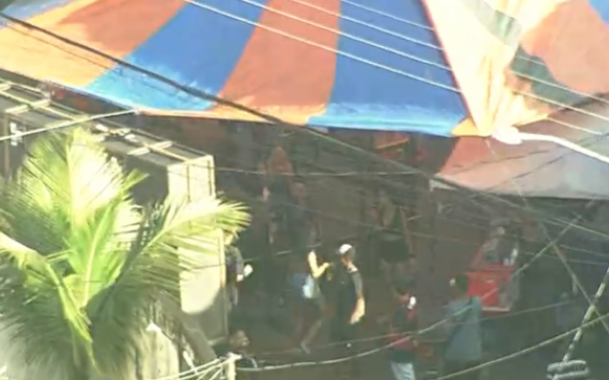 Imagens áreas mostram um baile na comunidade do Chapadão nesta segunda-feira