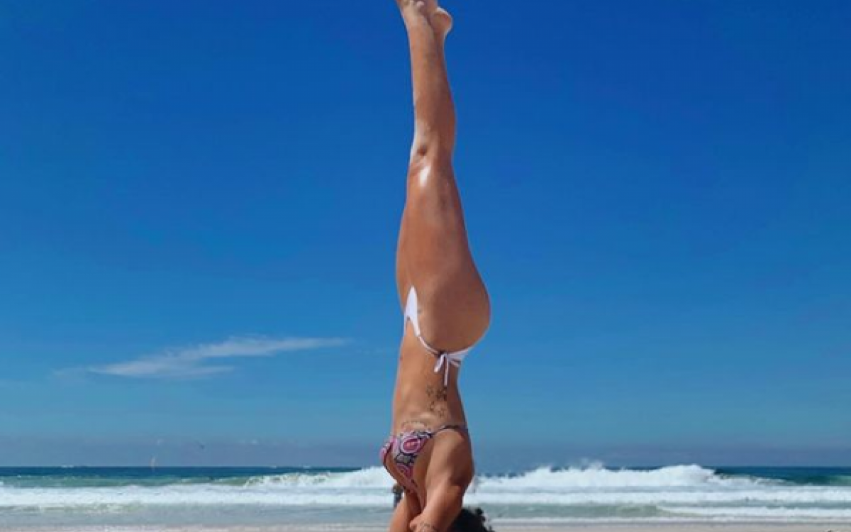 Mulher de Cauã Reymond posta fazendo yoga na praia, Celebridades