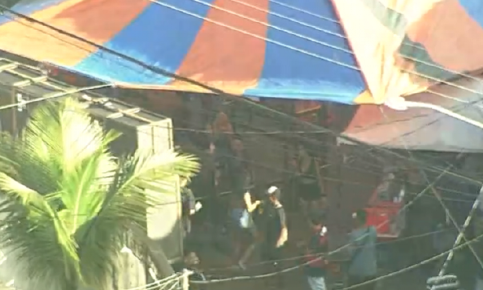 Imagens áreas mostram um baile na comunidade do Chapadão nesta segunda-feira - Reprodução / TV Globo