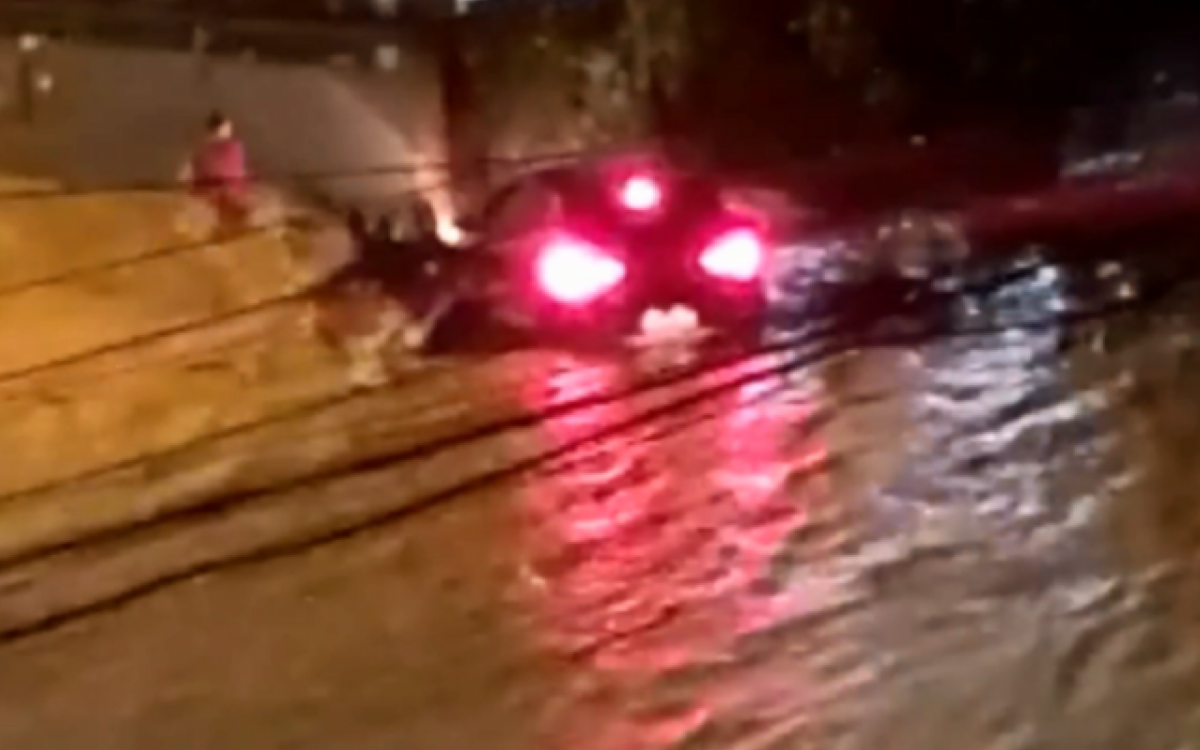 Momento em que moradores tentam ajudar - Reprodução