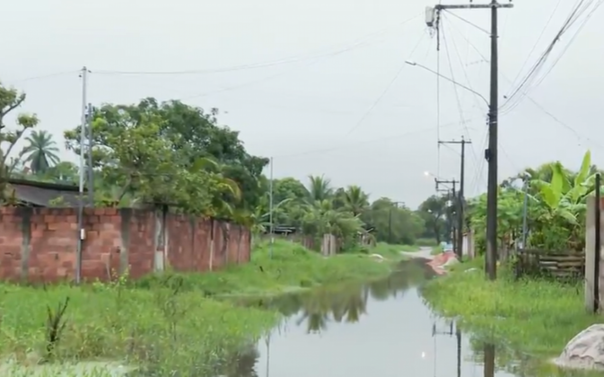 Ruas ficam alagadas após forte chuva em Duque de Caxias - Reprodução / TV Globo