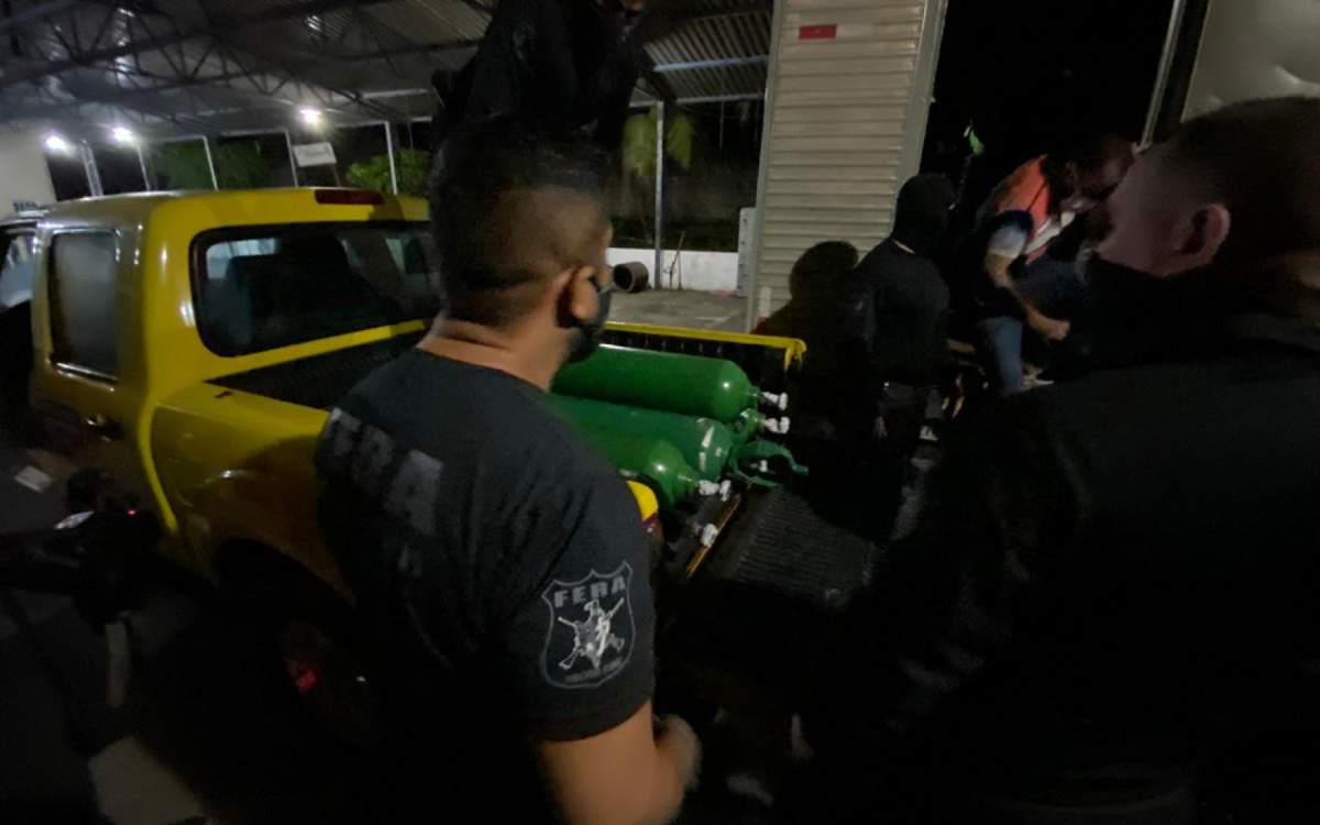 For&ccedil;as de seguran&ccedil;a apreendem caminh&atilde;o transportando 33 cilindros de oxig&ecirc;nio, em Manaus
