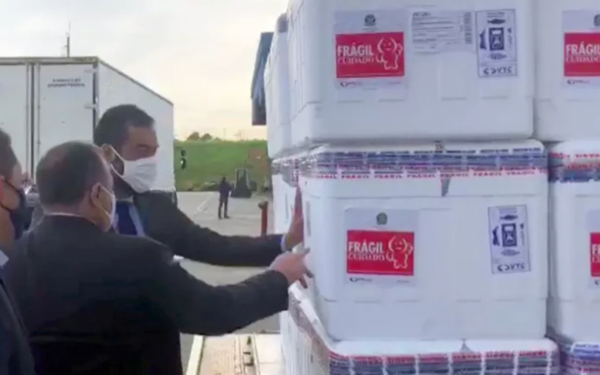 Governador em exercício do Rio, Claudio Castro, recebe primeiro lote de vacinas do Rio de Janeiro - Reprodução / TV Globo