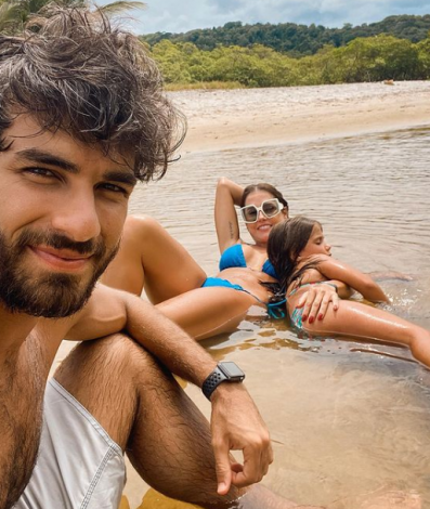 Deborah Secco, Hugo Moura e Maria Flor - Reprodução