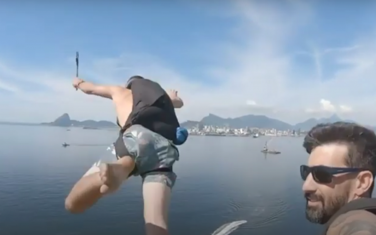 Homens  ficaram no teto do carro em movimento na Ponte Rio-Niterói