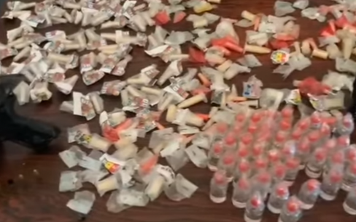 Uma pistola, 240 pinos de cocaína, 90 tabletes de maconha, 104 pedras de Crack, um rádio transmissor e 55 frascos de loló foram apreendidos na operação - Reprodução/ 21º BPM