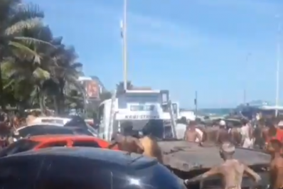 V&iacute;deo: Homem invade reboque, agride motorista, causa acidente e kombi tomba de ve&iacute;culo na Barra