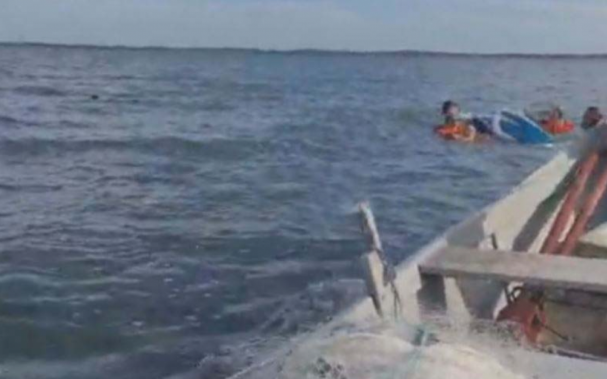 Barco naufraga na lagoa de S. José do Imbassaí - Foto: Divulgação