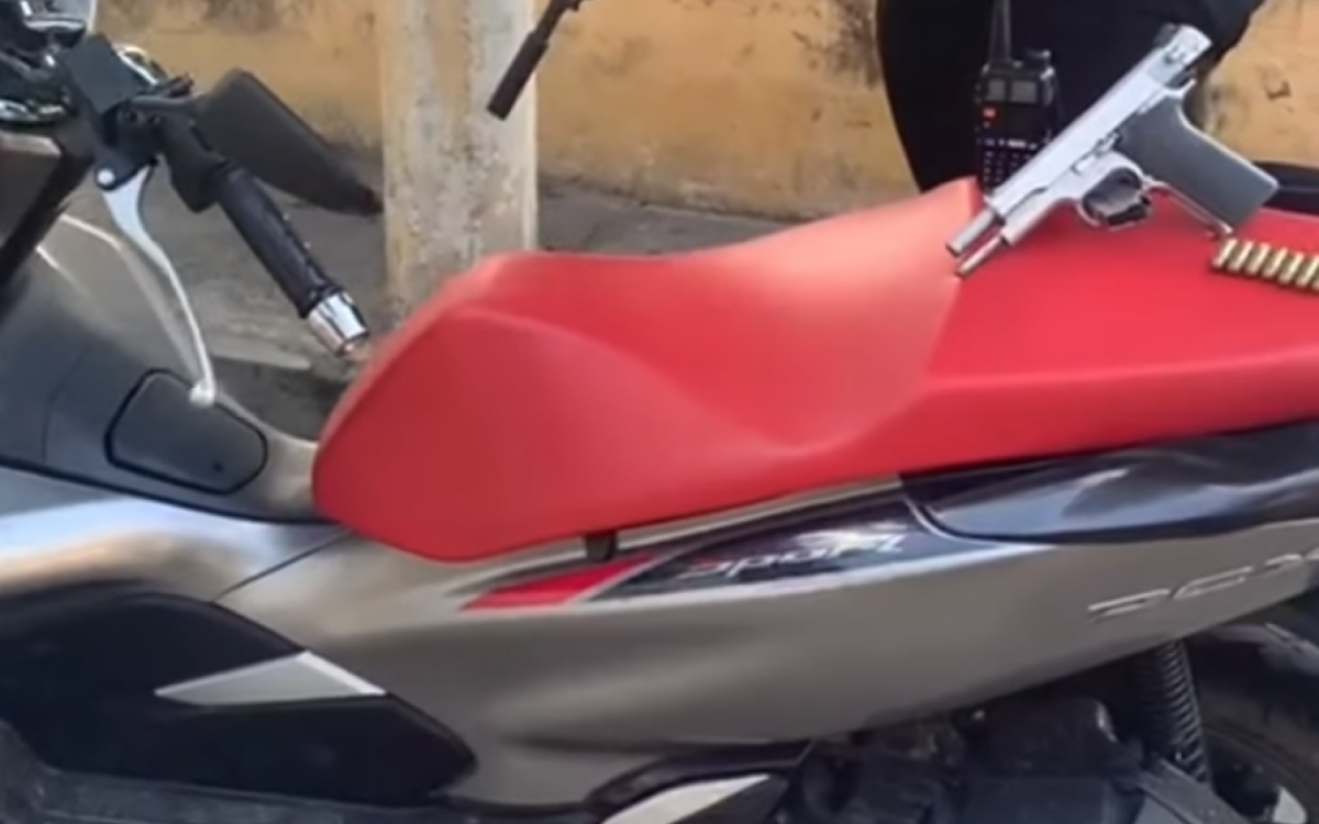 A motocicleta Honda PCX 150 de cor prata era produto de roubo da área da 56ª DP (Comendador Soares) - Divulgação/ 21º BPM