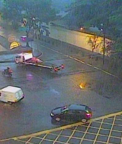 Rua Jardim Botânico: equipes da prefeitura estão posicionadas na esquina desta via com a Rua Pacheco Leão. Há bolsão d'água e a prefeitura já auxilia no escoamento. - Centro de Operações Rio/ Divulgação