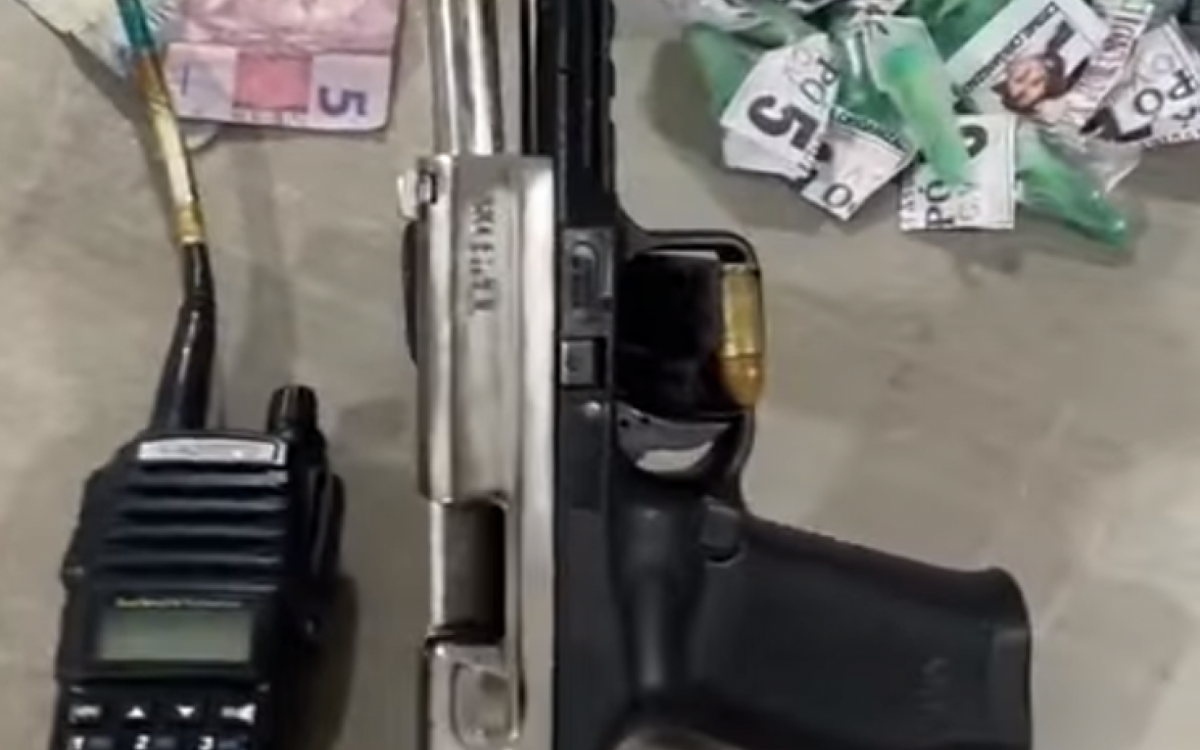 A equipe apreendeu uma arma de fogo e farto material entorpecente encontrado dentro de uma mochila - 21º BPM