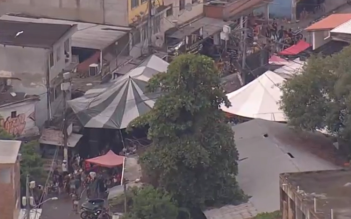Na Cidade de Deus, Zona Oeste do Rio, foi registrado a presenÃ§a de uma festa clandestina, causando grande aglomeraÃ§Ã£o.