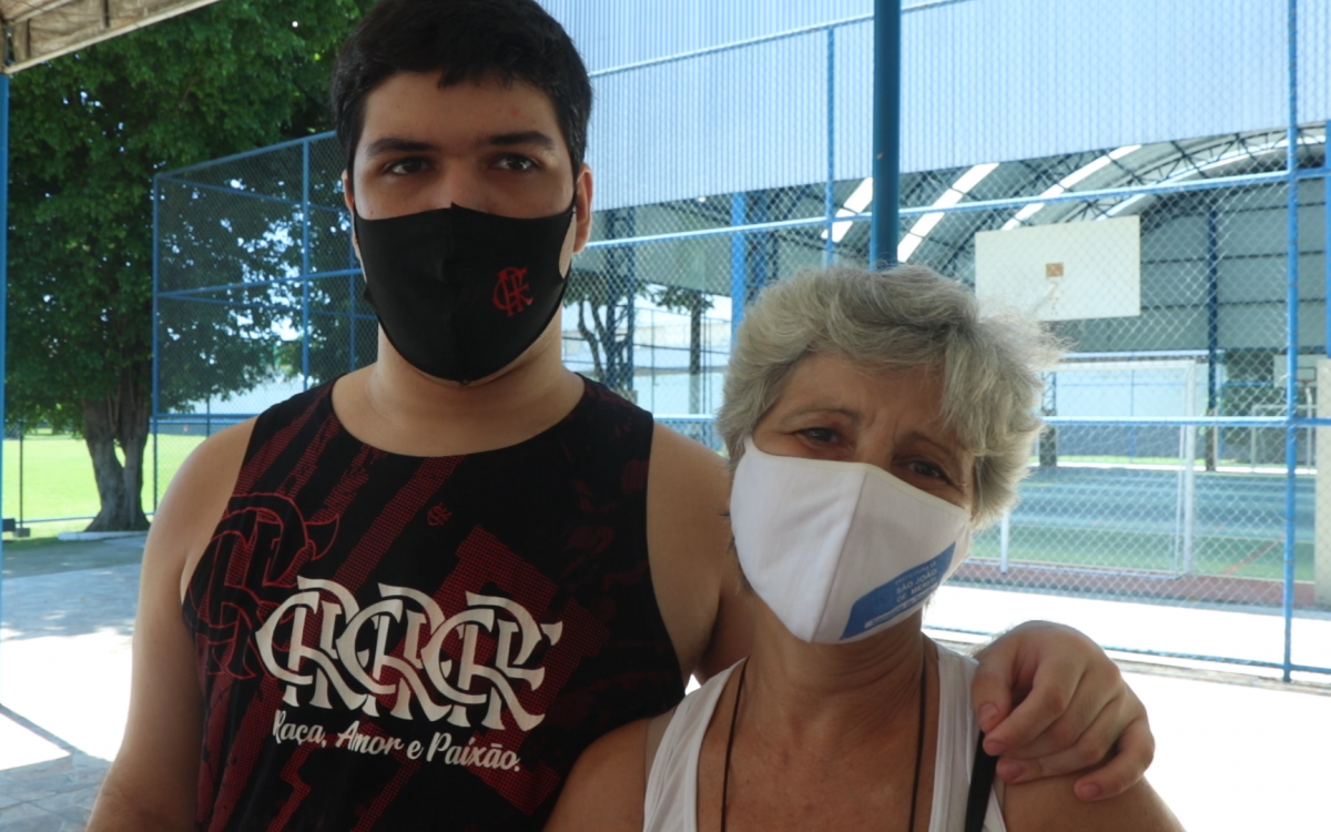 Aluno do Projeto, João Vitor Rodino com a mãe Maria Aparecida