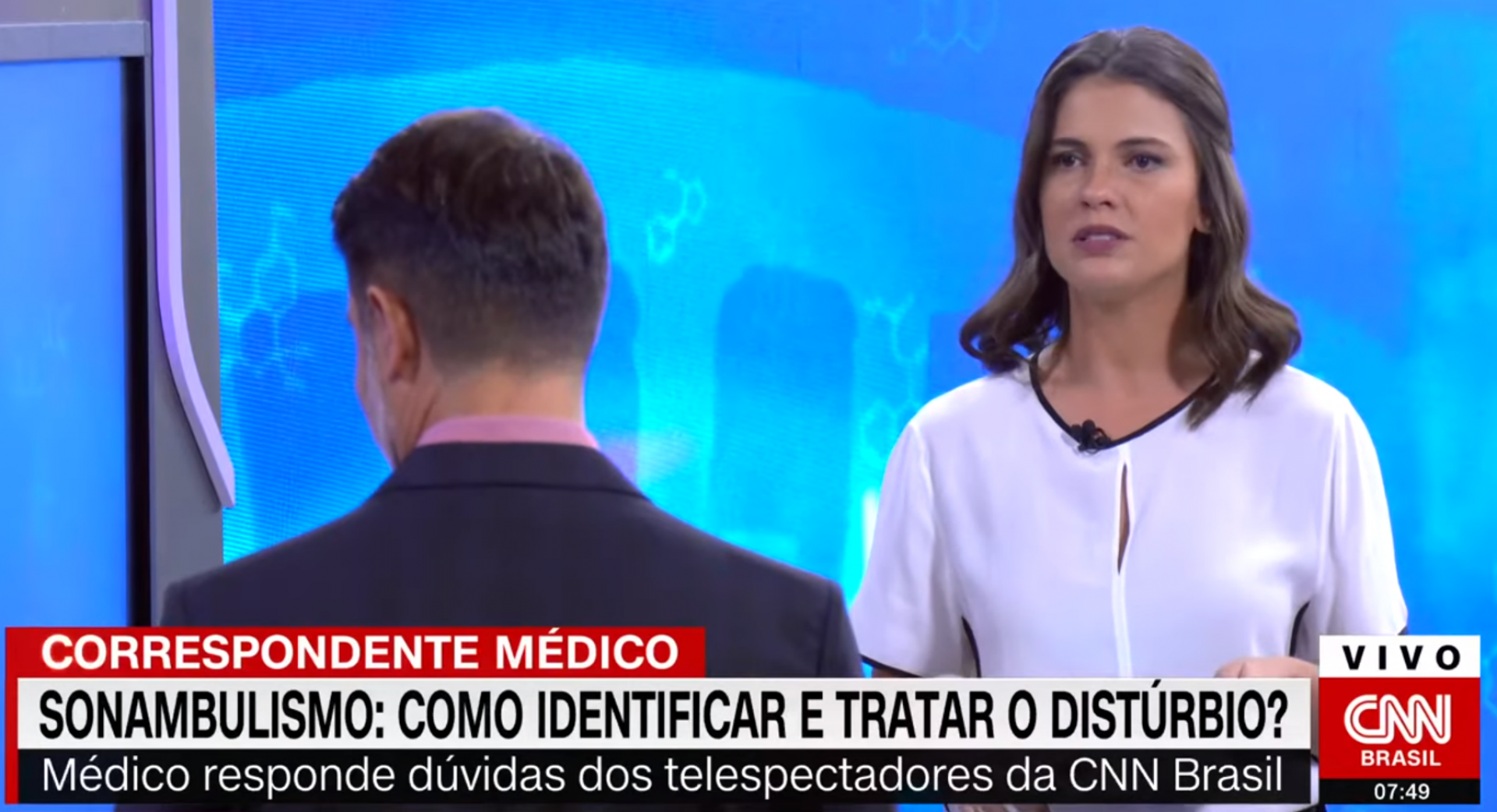 Elisa Veeck e Fernando Gomes (de costas)
 - Reprodução/CNN Brasil