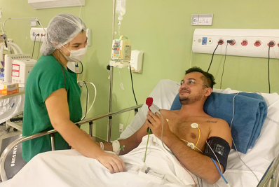 Internado na UTI covid, técnico de enfermagem recebe pedido de casamento