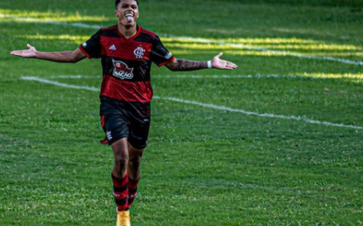 Mateus Lima comemorando gol pelo Flamengo