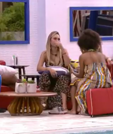Fiuk, Sarah, Thais e Lumena conversam na área externa; Sarah diz que deixou de seguir Bolsonaro antes de entrar no programa - Reprodução / TV Globo