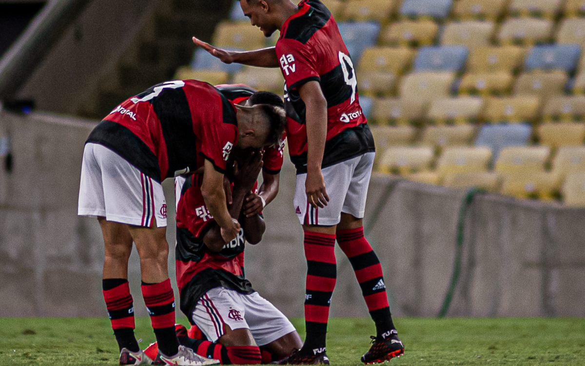 Time do Flamengo comemorar junto o gol de Max