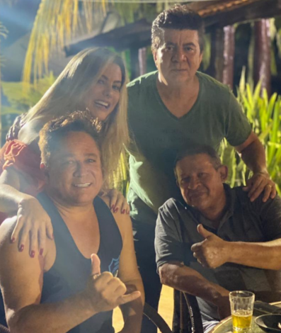 Milton Rodrigues, o Passim, em pé, ao lado de Poliana e Leonardo - Reprodução/Instagram