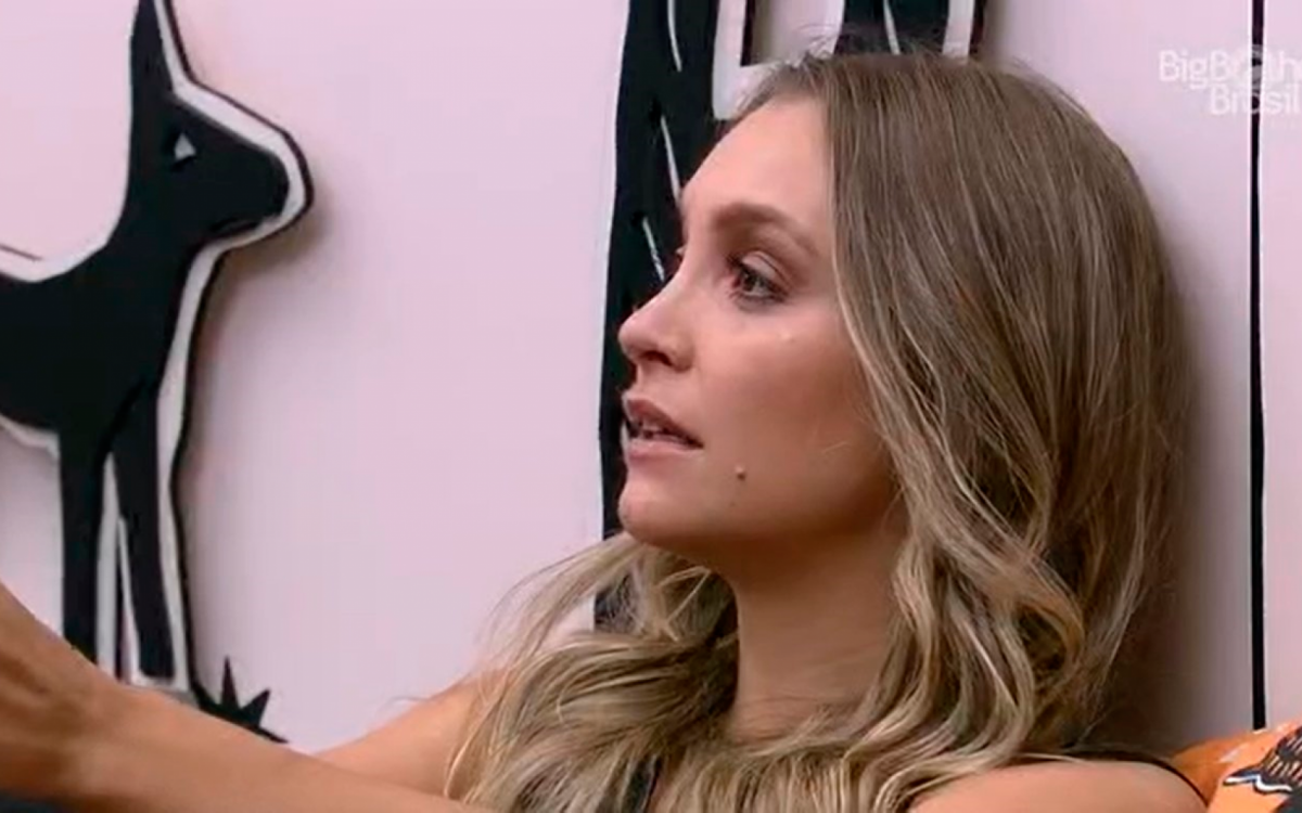 Carla chora ap&oacute;s a forma&ccedil;&atilde;o do pared&atilde;o deste domingo (7)