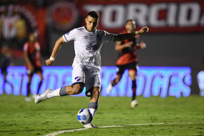 Vasco retoma conversas com clube uruguaio por empréstimo de meia