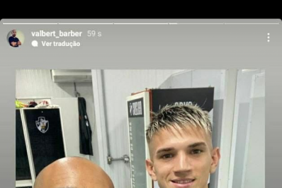 Barbeiro vaza foto de nova contratação com camisa do Vasco