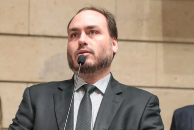 Carlos Bolsonaro ironiza minuta encontrada na casa de Anderson Torres