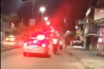 Vídeo: viatura da PM derruba moto e deixa dois feridos