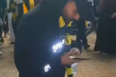 Torcedores do Al-Nassr pisam em camisa de Cristiano Ronaldo após derrota