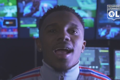 Lyon surpreende e anuncia compra em definitivo do atacante Jeffinho, ex-Botafogo