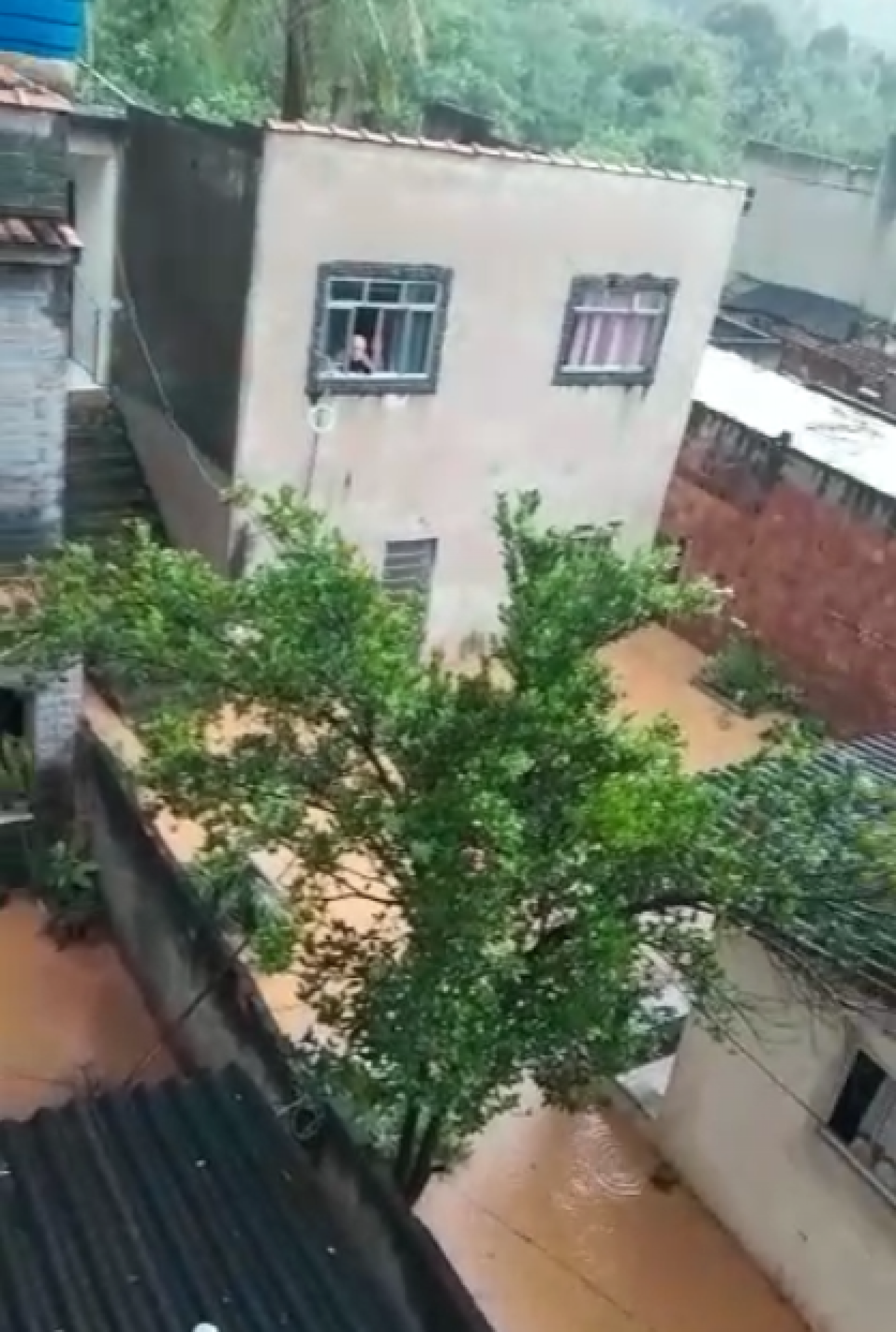 Seis im&oacute;veis vizinhos foram atingidos por alagamento no bairro Nova Esperan&ccedil;a 