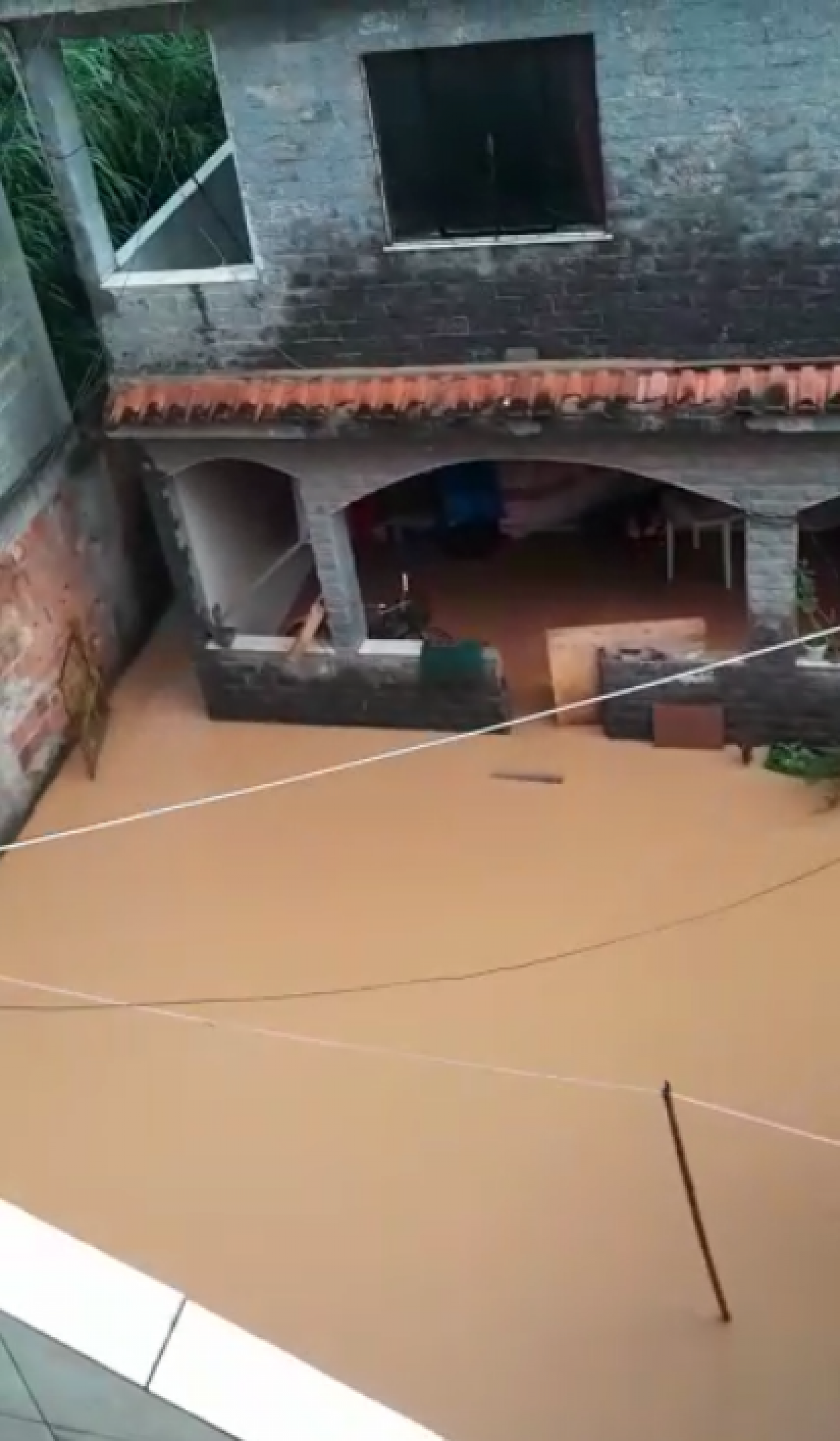 Alagamento na Rua Olavo Bilac foi causado pelo volume excessivo de chuvas e uma manilha entupida