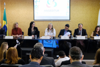 Ministra do Turismo participa de encontro com secretários de turismo municipais