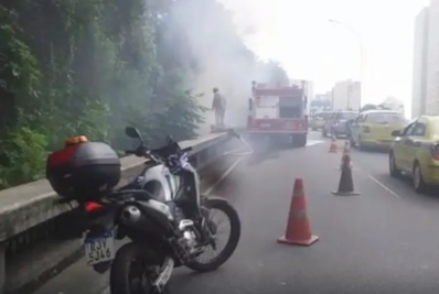 Incêndio atinge área de mata e interdita parte de viaduto na Zona Sul do Rio