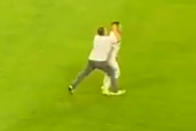 Jogador é agredido por torcedor em partida, revida e acaba expulso. Confira o vídeo!