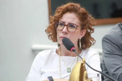 PF intima Carla Zambelli a depor após revelação de hacker