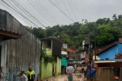 Prefeito de São Sebastião (SP) afirma que há pessoas debaixo dos escombros