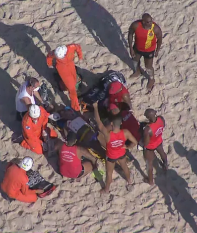 Bombeiros tentam reanimar turista que se afogou na praia de Copacabana