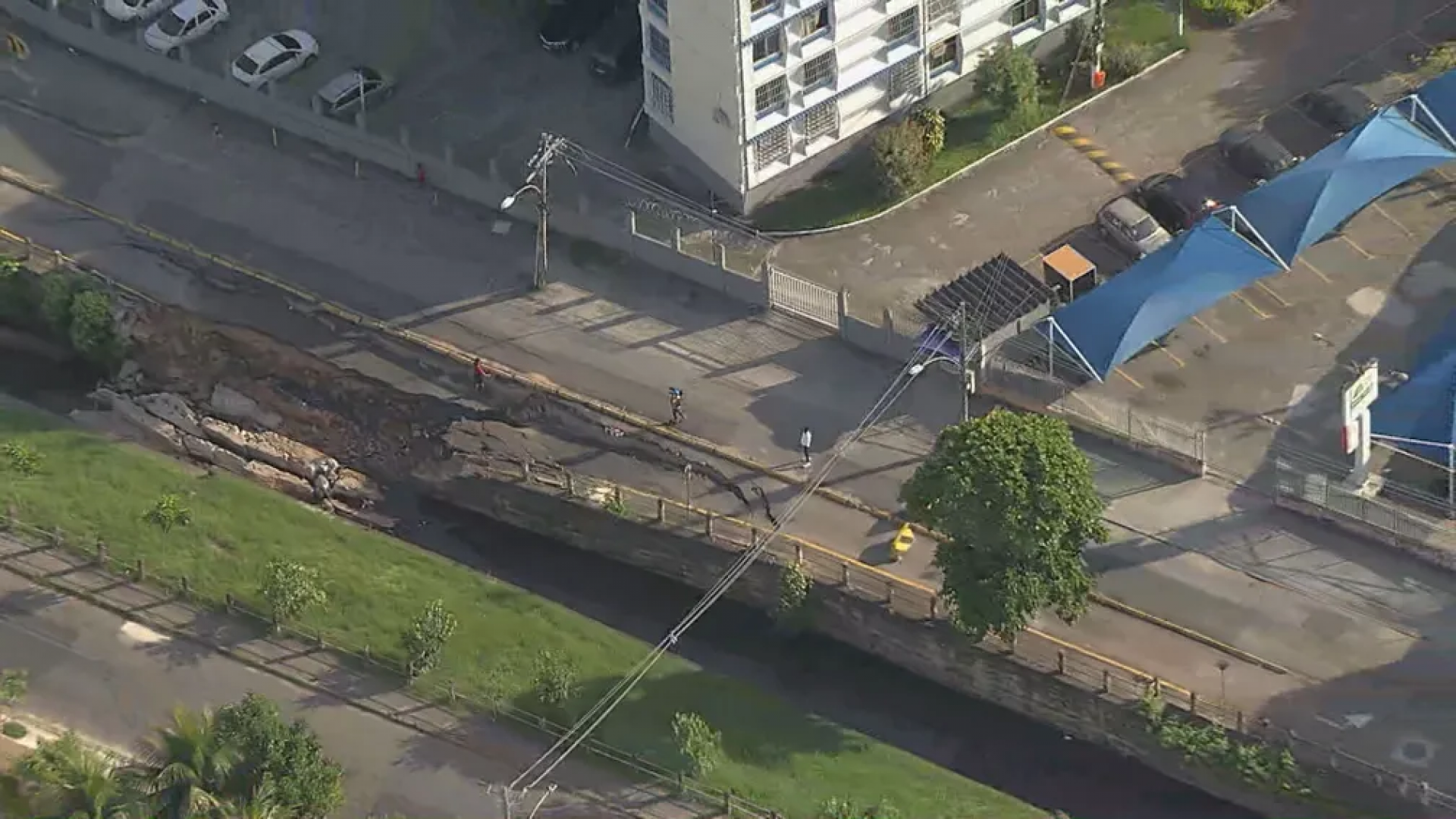 Asfalto cede em rua de Irajá, na Zona Norte do Rio - Reprodução / TV Globo